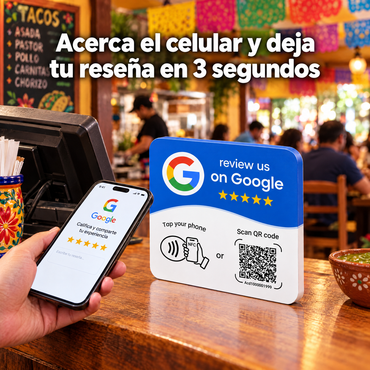 Placa NFC de reseñas de Google en el mostrador de una taquería; un cliente acerca el celular para dejar su reseña