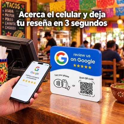 Placa NFC de reseñas de Google en el mostrador de una taquería; un cliente acerca el celular para dejar su reseña