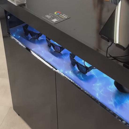 Vídeo: un cliente acerca el celular a la placa NFC del mostrador y se abre Google para dejar su reseña