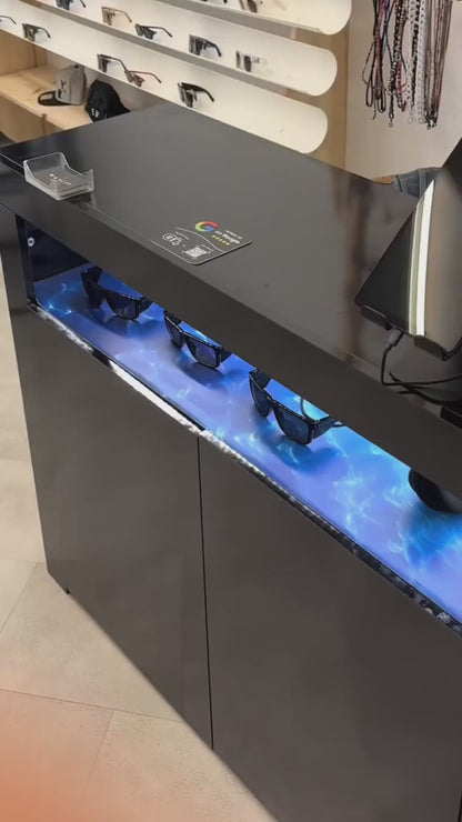 Vídeo: un cliente acerca el celular a la placa NFC del mostrador y se abre Google para dejar su reseña