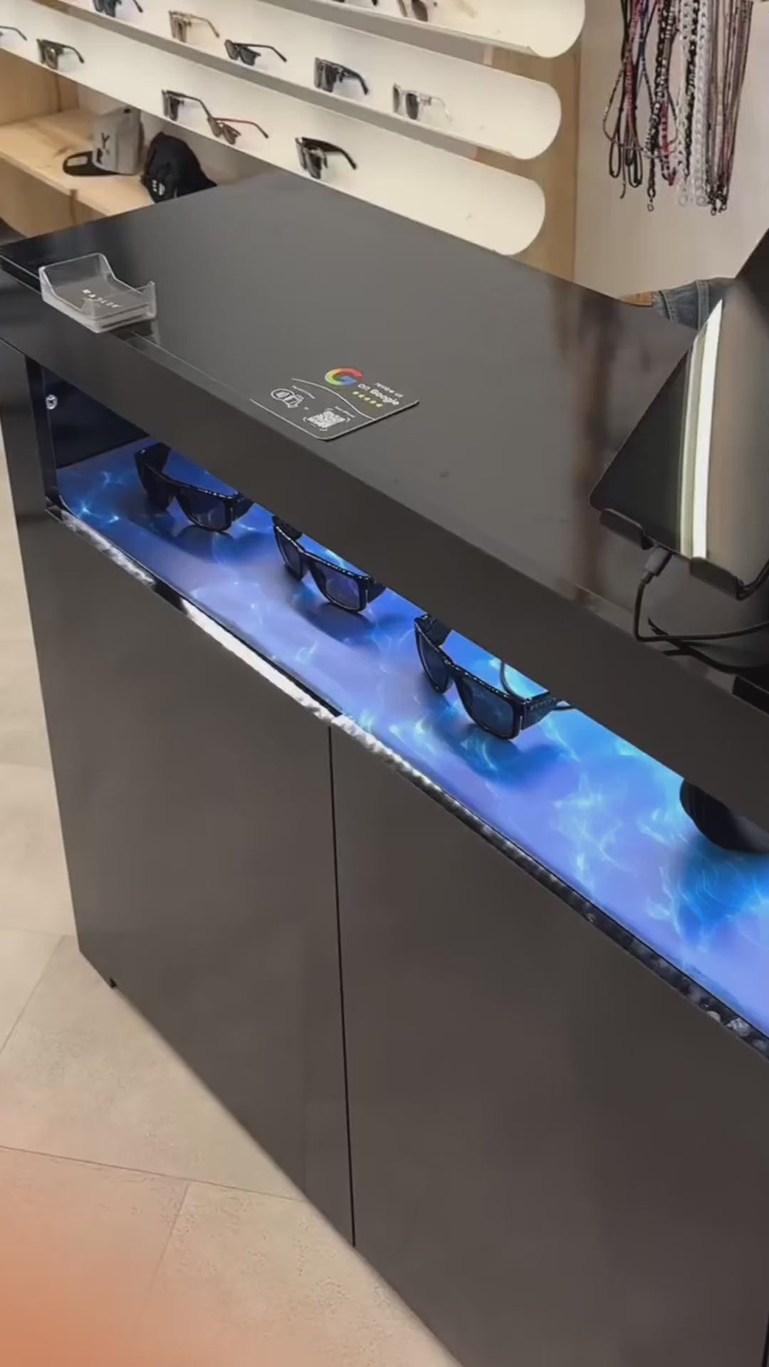 Vídeo: un cliente acerca el celular a la placa NFC del mostrador y se abre Google para dejar su reseña